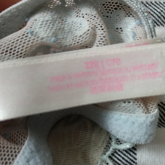 Victoria Secret bras - Picture 6 of 6